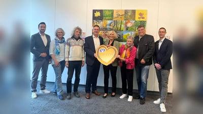 Vor dem Gemeinschaftsbild: Johann Schöpfel (Mitte) überreicht Ruth Rumberger (rechts) und ihrer Stellvertreterin Brigitte Renner den symbolischen Scheck. Von links: Leiter Vertrieb und Marketing Andreas Hohler, Barbara Bernhardt, Hartmut Emig von der FMD. Rechts: Stefan Löwl und VR-Pressesprecher Florian Rohrmüller. (Foto: VR Bank Dachau)