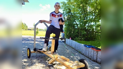Fertig fürs Seifenkistenrennen! Teilnehmer Alex mit seiner Kiste „Naked Power”. (Foto: Alexander Heb)