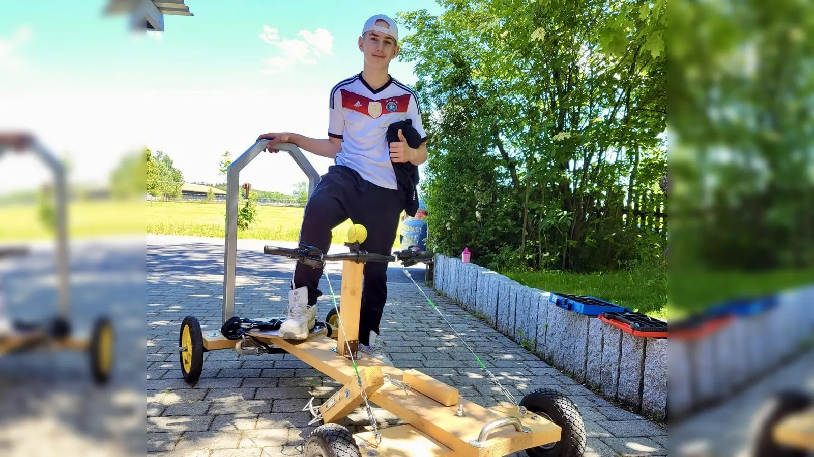 Fertig fürs Seifenkistenrennen! Teilnehmer Alex mit seiner Kiste „Naked Power”. (Foto: Alexander Heb)