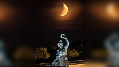 Den zunehmenden Mond hat die Beobachtergruppe Sternwarte Deutsches Museum über der Bavaria auf der Theresienwiese fotografisch festgehalten.  (Foto: Marco Sproviero, Beobachtergruppe Sternwarte Deutsches Museum  )