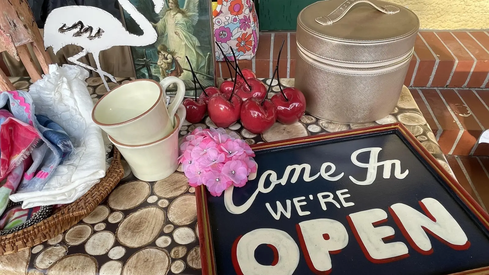 Alte und neue Schätze findet man beim Flohmarkt in Neuperland. (Foto: hw)