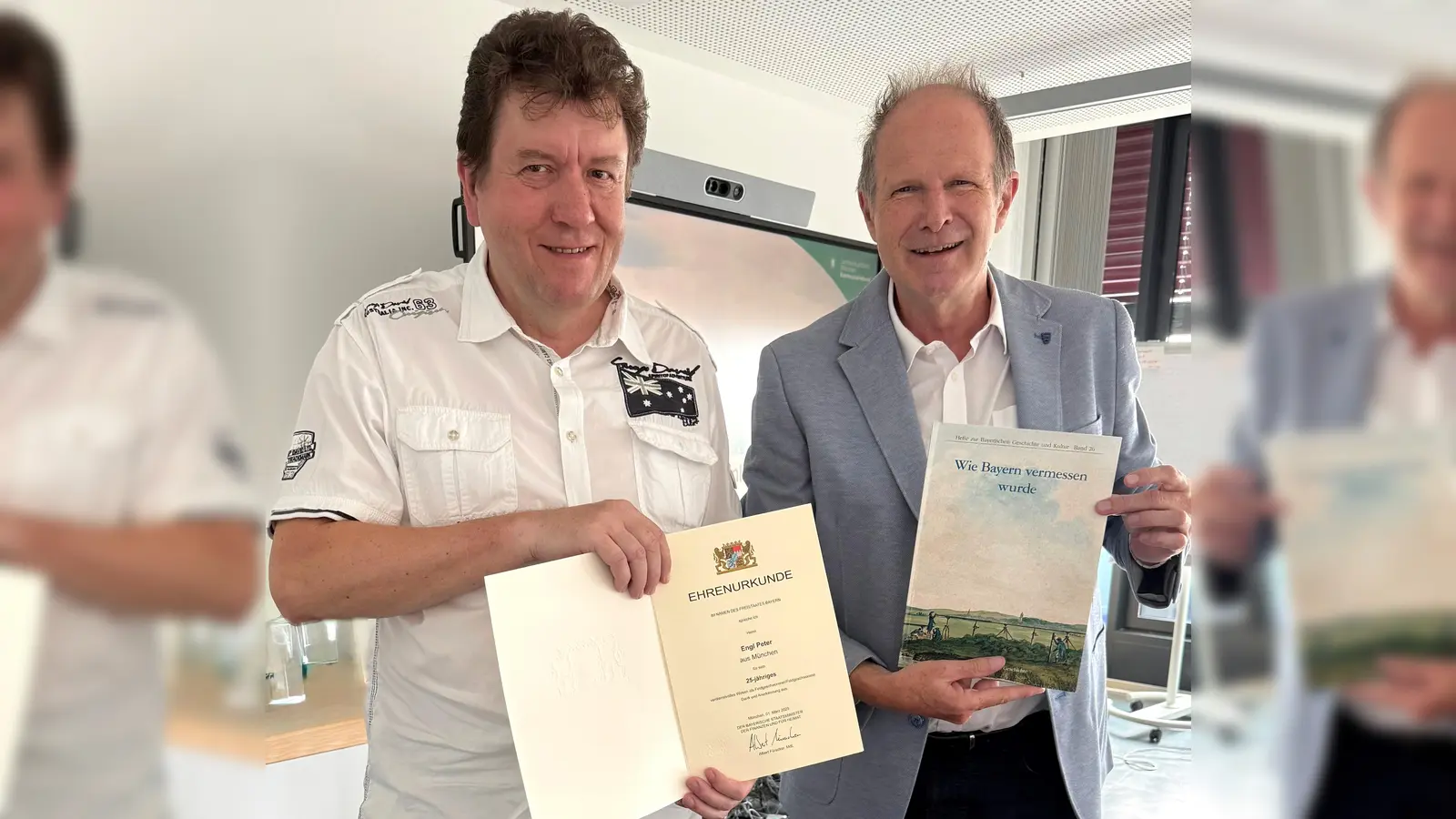 Für seinen langjährigen Einsatz als Feldgeschworener wurde Peter Engl (l.) vom Leiter der Kommunalreferats, Edwin Grodeke, mit einer Urkunde geehrt.  (Foto: © Kommunalreferat)