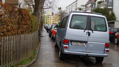 Beim bislang vielerorts noch geduldeten Gehwegparken wie hier in der Joergstraße wird sich in Zukunft einiges ändern. (Foto: kö)