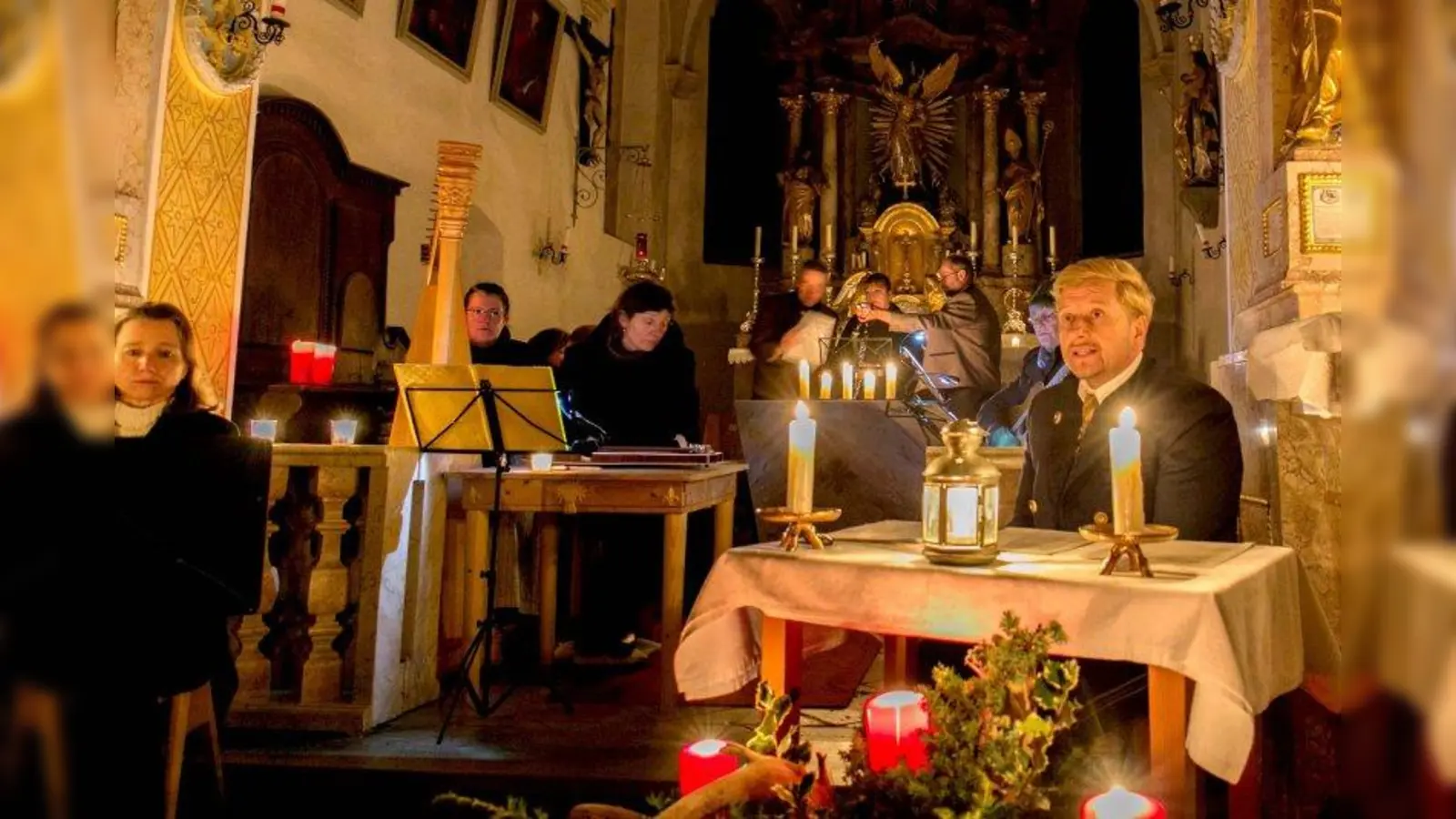 Über die Lichtheiligen sprach Kreisheimatpfleger Klaus Gast beim 28. bayerischen Adventssingen in Marnbach. (Foto: Kath. Pfarreiengemeinschaft)