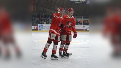 Stürmer Simon Roeder und Verteidiger Tobias Hilger, der eine sehr starke Premiere-Saison bei den Senioren hinlegte. (Foto: smg)