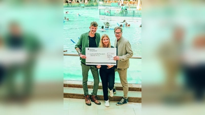 Spendenübergabe mit (v.l.): Lukas Becker (Stellv. Vorsitzender Schneider Hof e.V.), Carina Koch (Marketing Assistenz Therme Erding), Marcus Maier (Prokurist und Geschäftsleiter Therme Erding). (Foto: Therme Erding)
