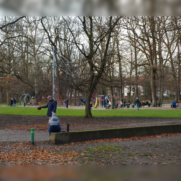 Aus Rücksicht auf Natur und Artenschutz kann laut Baureferat am Spielbereich im Grünwaldpark keine Lichtanlage eingerichtet werden. (Foto: kö)