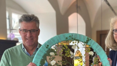 Zweite Bürgermeisterin Angelika Kammerl überreicht das Abschiedsgeschenk der Kolleginnen und<br>Kollegen an den scheidenden Betriebshofleiter Peter Mayer. (Foto: Stadt Starnberg)