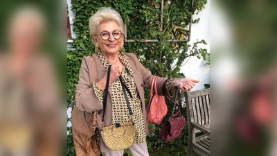 Organisatorin des Taschenmarkts, Cornelia Roethel, mit einer kleinen Auswahl der gespendeten Taschen. (Foto: ZONTA)