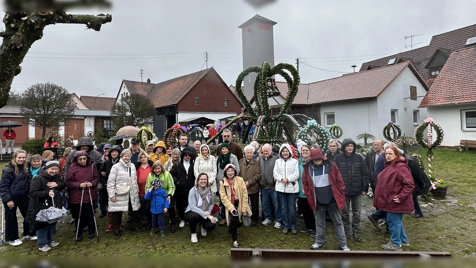 Auch den Osterbrunnen in Biberbach besuchten die gut gelaunten Teilnehmer der Tagesfahrt. (Foto: Stefan Krimmer)