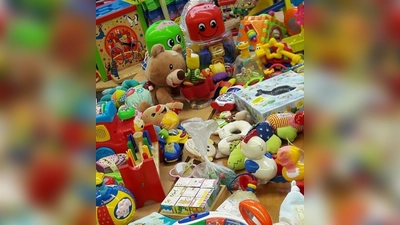 Beim Basar der Nachbarschaftshilfe findet man nicht nur jede Menge Kleidung für Kinder, sondern auch Spielsachen. (Foto: NbH)