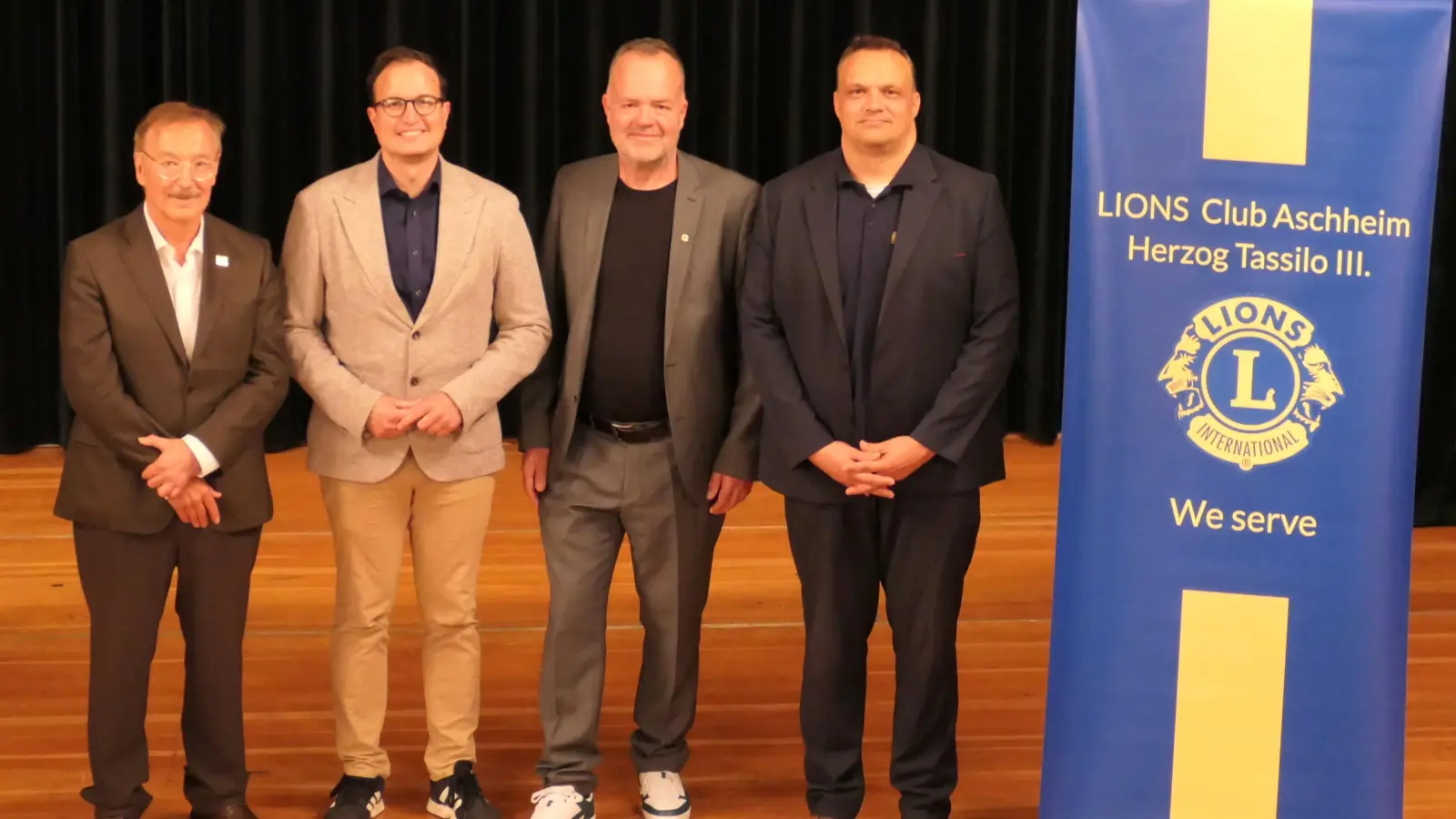 Organisator Guido Ruther, Aschheims Bürgermeister Florian Meier, Lions-Präsident Wolfgang Frank und Lions-Vize René Bayer (von links) freuen sich über die erfolgreiche Wiederaufnahme des Sozial-Oskars. (Foto: Lions Club Aschheim Herzog Tassilo III.)