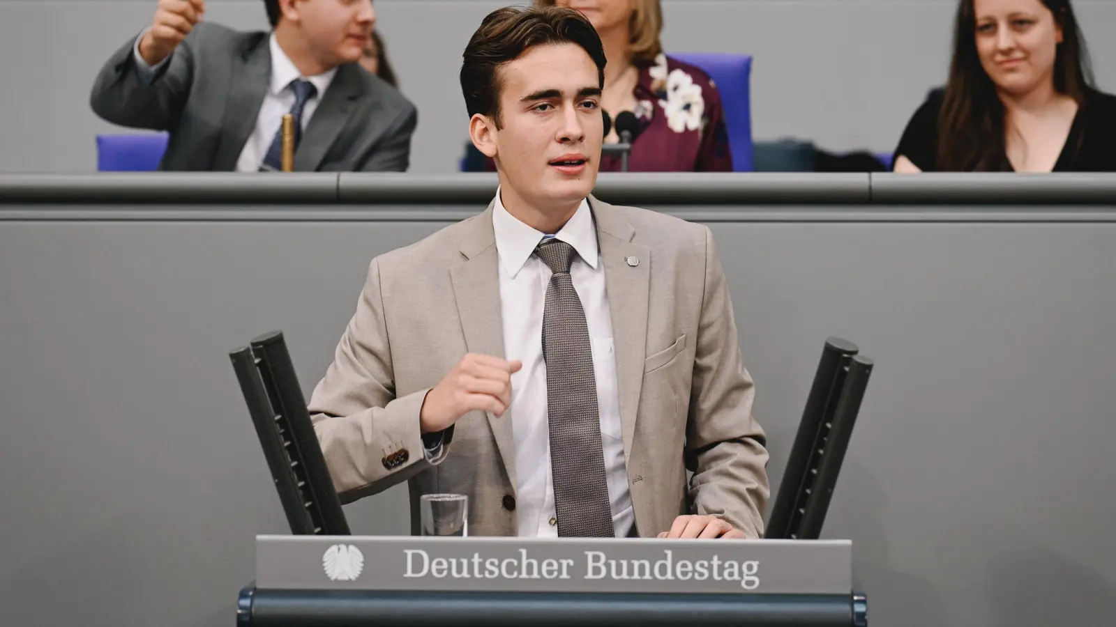 Am Rednerpult im Deutschen Bundestag: Antonio Zubak aus Germering. (Foto: SU Bayern)