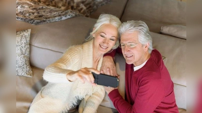 Senioren möchten mit dem Handy telefonieren, surfen und mit anderen Menschen in Kontakt bleiben: Aber alles soll einfach bedienbar und gut lesbar sein. (Foto: djd/emporia Telecom/Robert Gortana)