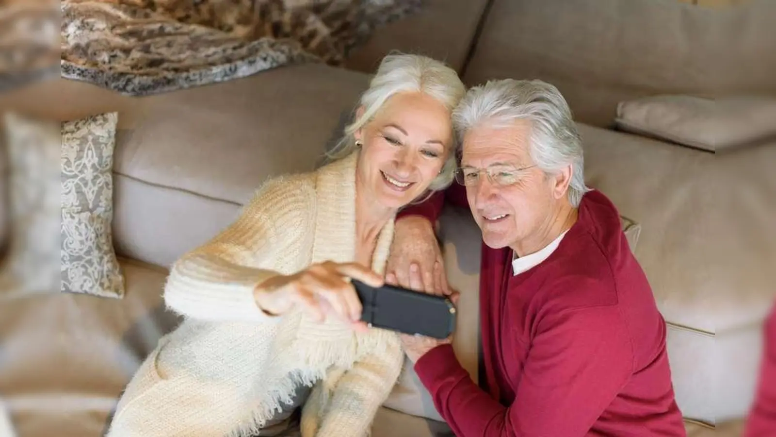 Senioren möchten mit dem Handy telefonieren, surfen und mit anderen Menschen in Kontakt bleiben: Aber alles soll einfach bedienbar und gut lesbar sein. (Foto: djd/emporia Telecom/Robert Gortana)