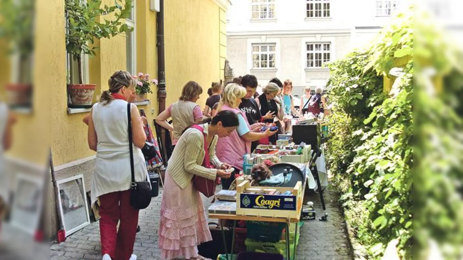 Hereinspaziert! Bei den Hofflohmärkten kann man Schnäppchen finden und nebenbei nette Höfe, den Stadtteil und seine Bewohner kennenlernen.               (Foto: Nachbarschaft Schwabing)
