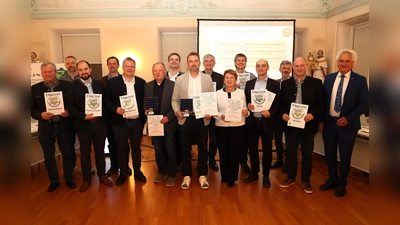 Landrat Helmut Petz (r.) und Dr. Andreas Horn (Solarregion Freisinger Land, 3.v.r.) mit den Preisträgern der Solarkreisliga (v.l.): Michael Loy (2. Bürgermeister,Hohenkammer), Robert Kern (Energiereferent, Fahrenzhausen), Dominik Berger (2. Bürgermeister, Haag), Martin Forster (Marktrat, Nandlstadt), Mathias Kern (Bürgermeister, Attenkirchen), Anton Hierhager (2. Bürgermeister, Kranzberg), Michael Krumbucher (Bürgermeister,Rudelzhausen), Markus Riedl (2. Bürgermeister, Gammelsdorf), Michael Hobmaier (Bürgermeister, Hörgertshausen), Roswitha Apold (2. Bürgermeisterin, Marzling), Dr. Michael Stanglmaier (3. Bürgermeister, Moosburg), Dr. Thomas Kerscher (Energiereferent, Wang)und Helmut Wildgruber (2. Bürgermeister, Kirchdorf).<br>  (Foto: LRA Freising)