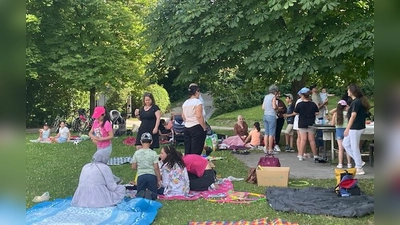 Beim Picknick, das die Junge Integration des Kreisjugendrings im Park ausgerichtete, hatten alle ihren Spaß – Eltern und Kinder.  (Foto: Anke Linse)
