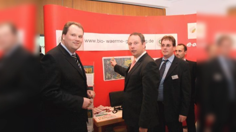 Als innovativ und zukunftsweisend bezeichnete Finanzminister Georg Fahrenschon das geplante Hackschnitzel-Blockheizwerk der Firma Glück. V.l. Bürgermeister Christoph Göbel, Finanzminister Georg Fahrenschon und Glück-Geschäftsführer Markus Wahl am Stand der Firma Glück. (Foto: US)