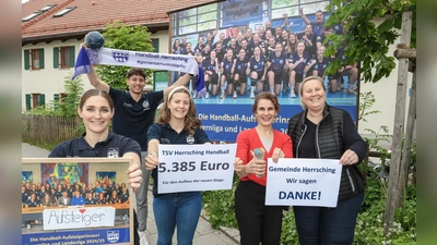 Saskia Vielhaber, Lukas Dorschel, Miriam Becker und die Abteilungsleiterin der Handballabteilung Christina Reich (v.l.) übergaben Kämmerin Miryam Goodwin (2. von rechts) die Spendensumme in bar. Zudem gab es noch einen Handball, einen Schal und das Foto vom Eintrag ins Goldene Buch der Gemeinde Herrsching. (Foto: Gemeinde Herrsching)