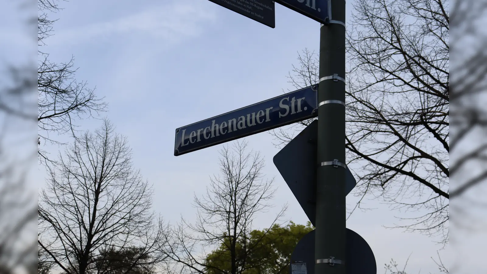 An der Lerchenauerstraße liegt das Neubaugebiet Lerchenauer Feld. Mehrere Straßen werden dort nach hochverdienten Frauen benannt.  (Foto: mha)