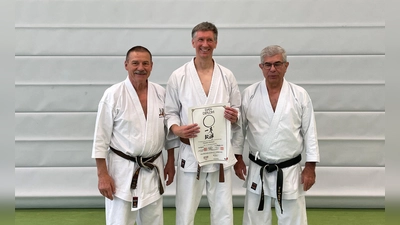 Freuten sich über die erfolgreiche Prüfung (v.l.): Lothar Ratschke, Thorsten Andresen und Fritz Oblinger. (Foto: 1. Budo-Verein Herrsching)