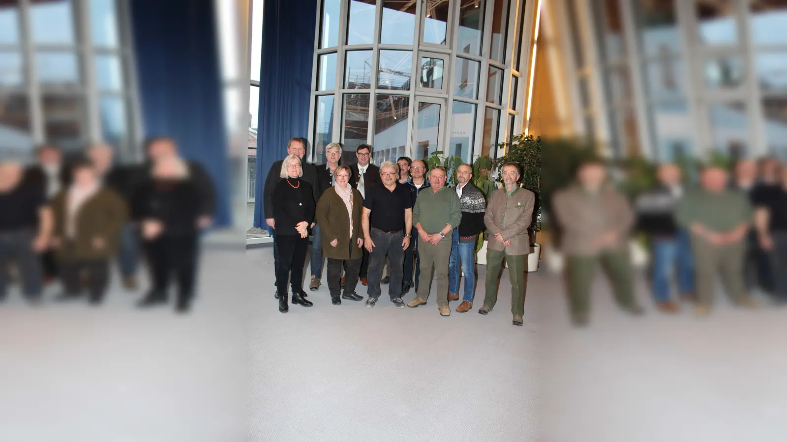 Der neue Naturschutzbeirat mit Landrat Martin Bayerstorfer (5. von links): Ursula Schmidt-Hoensdorf, Sascha Alexander, Rainer Mehringer, Brigitte Murla, Wolfgang Behn, Helmut Öttle, Lorenz Voithenleitner, Fritz Gruber, Jakob Maier und Dr. Klaus Ottis.  (Foto: LRA Erding)