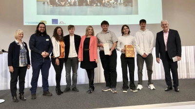 Das Foto von der Preisverleihung zeigt von links Ursula Meisinger-Schmidt, Sebastian De Andrade, Christina Böhm, Johannes Weiß, Staatsministerin Anna Stolz, Felix Krause, Joschua Scholz, Lorenz Bust und Michael Mötter (bbw). (Foto: Realschule)