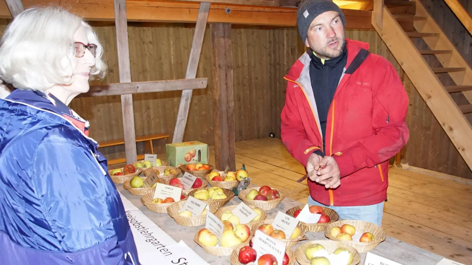 Kreisfachberater Michael Klinger informierte über „alte” Apfelsorten. (Foto: bro)