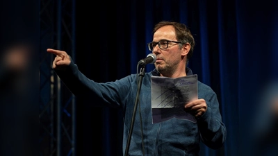 Ko Bylanzky führt mit Mate Tabula durch den Poeten-Abend. (Foto: Dieter Lukas, panobilder.de)