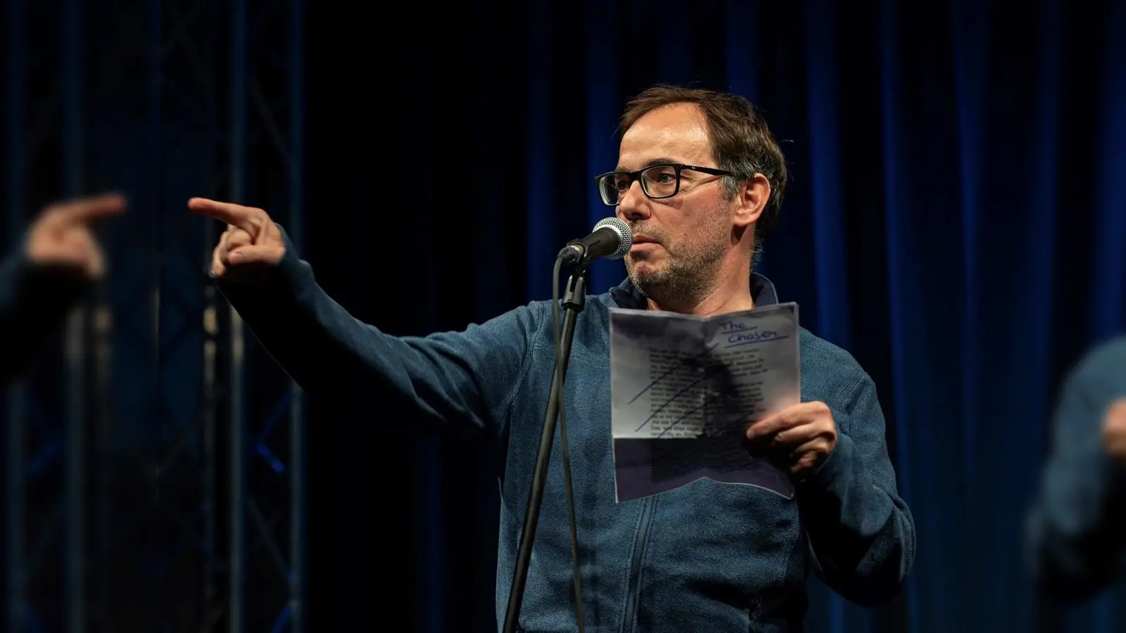 Ko Bylanzky führt mit Mate Tabula durch den Poeten-Abend. (Foto: Dieter Lukas, panobilder.de)