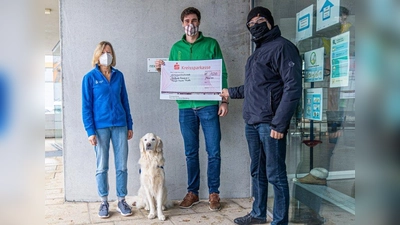 Scheckübergabe: v.l. Sabine Wolf (Hundetherapeutin und Förderstätten-Mitarbeiterin Helfende Hände) mit Luna (Therapiehund), Nicolas Arndt (Geschäftsführer Fressnapf-Gruppe München) und Reinhard Mußemann (Geschäftsführer Helfende Hände). (Foto: Oliver Heuft/ Helfende Hände)