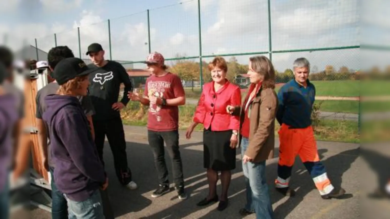 Ortstermin Skateranlage: Jugendliche erzählten Salvatore Marando vom Bauhof, Gemeinderätin Anneliese Bradel und Bürgermeisterin Annemarie Detsch (von rechts), wie sie den provisorischen Parcour am „FEO“ gerne hätten. „Das ist Jugenddemokratie pur“, freute sich Bradel. (Foto: US)