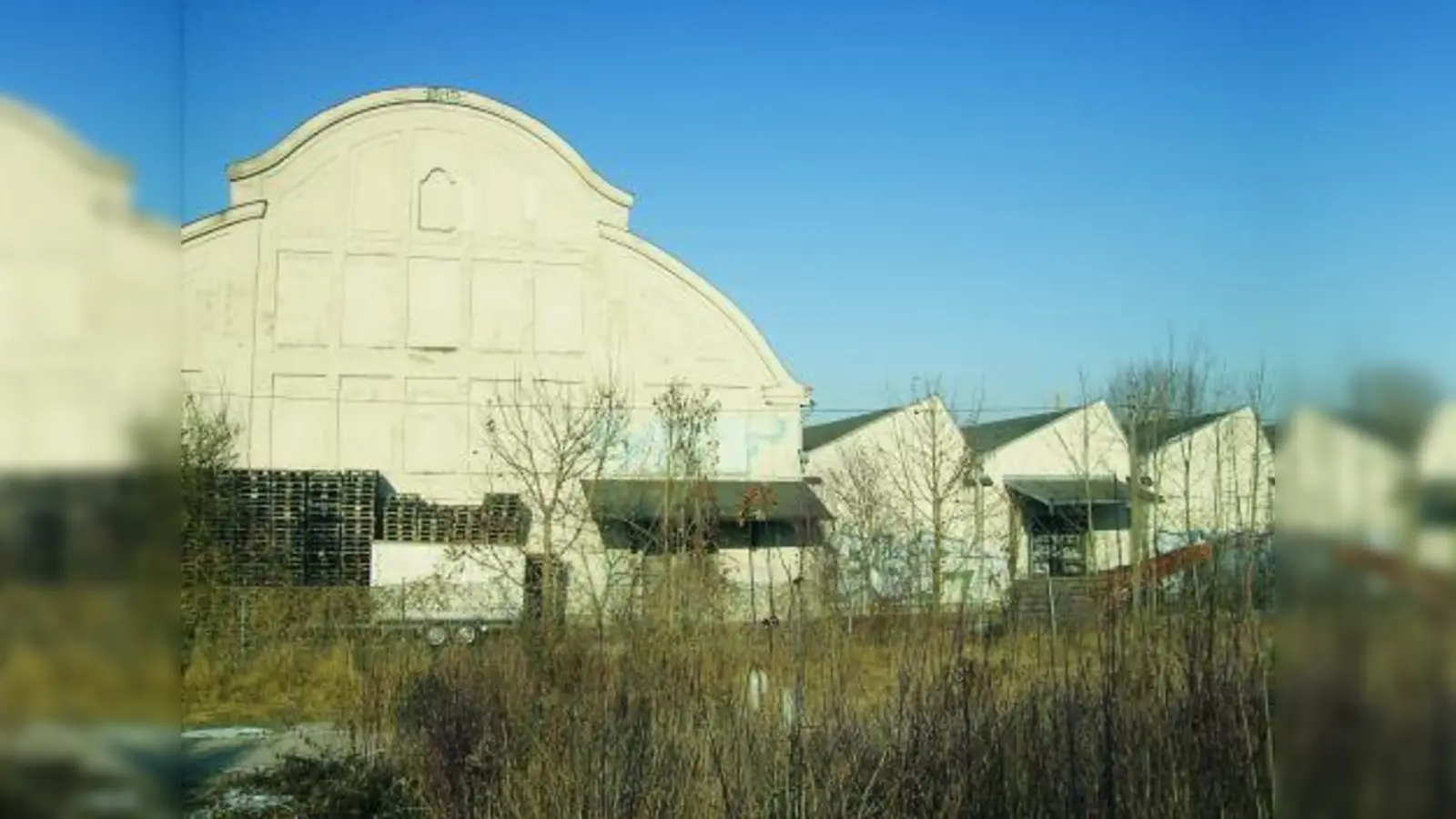 Die Halle der Eggenfabrik mit angrenzendem Fabrikgebäude. (Foto: Angela Scheibe-Jaeger)