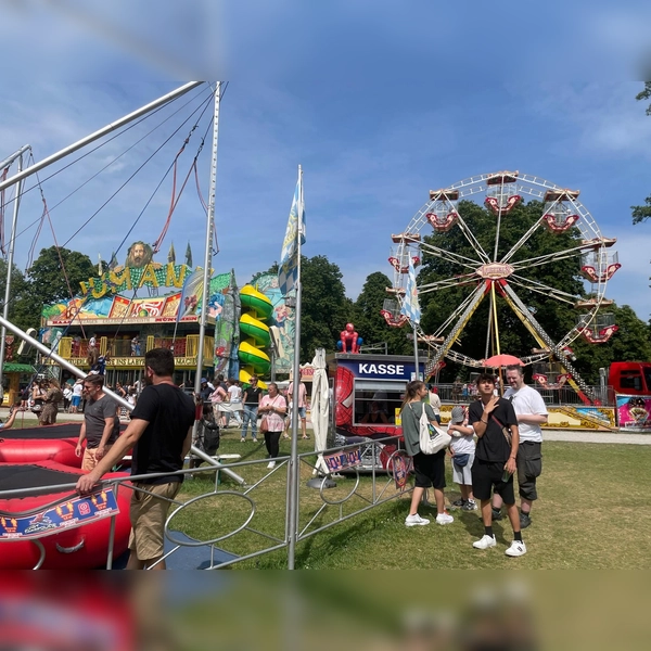 Das Riesenrad erlaubt einen Blick übers ganze Festgelände. (Foto: bb)