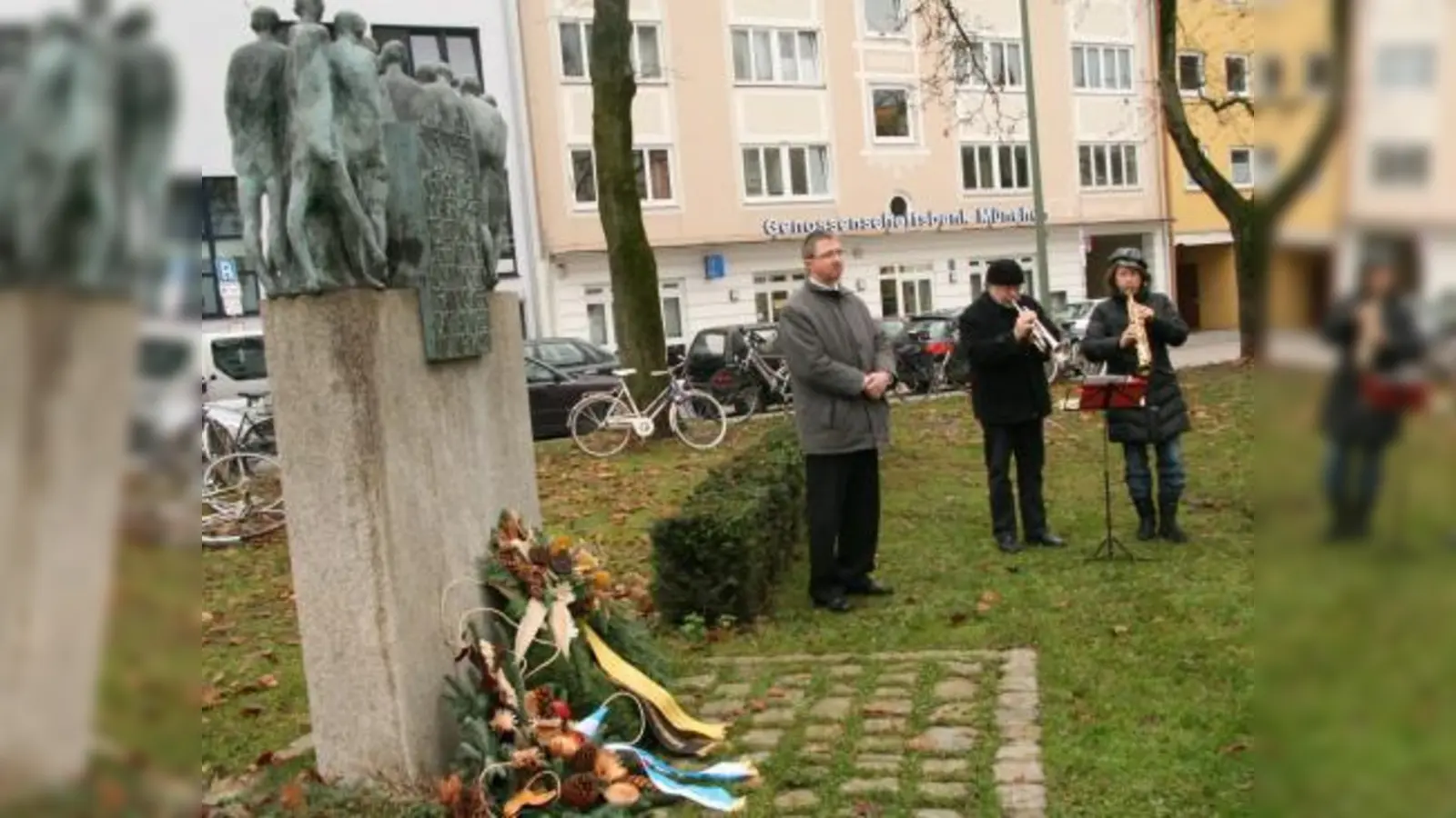 Zum ersten Mal fand am Todesmarschdenkmal am Irmonherplatz eine Kranzniederlegung statt. BA-Vorsitzender Christian Müller (links) hielt eine Ansprache, Charlotte Hofmann und Kai Lauber gab der Feier die musikalische Umrahmung. (Foto: US)
