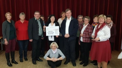 Die Kath. Frauengemeinschaft Hohenlinden spendete bei der Weihnachtsfeier 5.000 Euro für die Filialkirche in Kronacker.  (Foto: VA)