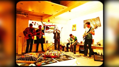 Die Band "Riksha Ride" spielt live auf dem Kunstbasar im Atelier Au. (Foto: VA)