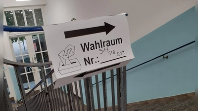 In den Wahlräumen und bei der Auszählung der Stimmzettel sind immer viele Helfer nötig.  (Foto: mha )