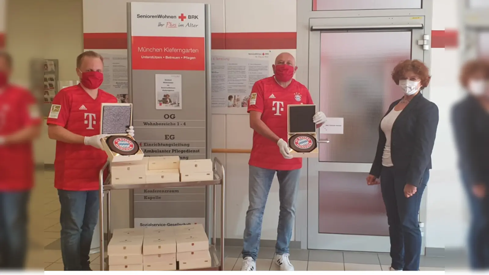 Markus Jung und Wolfgang Schubert, die im Namen des FC Bayern die Köstlichkeiten geliefert haben, sowie Einrichtungsleiterin Christiane Igl in Kieferngarten. (Foto: VA)