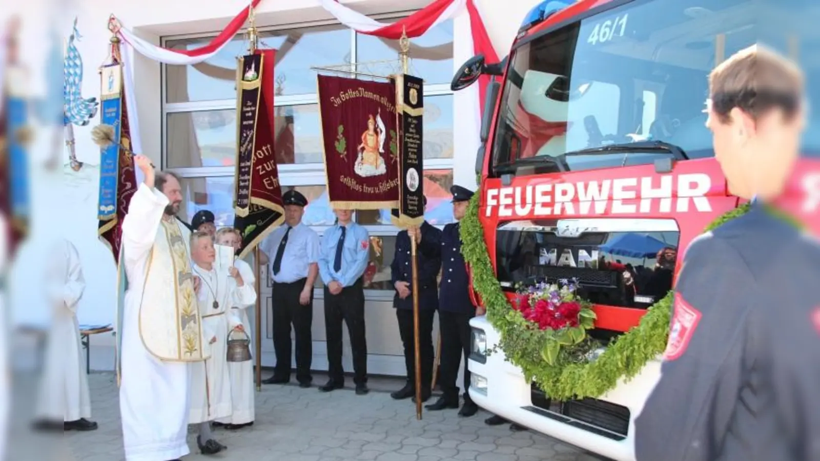 Pfarrer Reinhold Böckler segnete das neue Fahrzeug der Freiwilligen Feuerwehr Drößling. (Foto: FFW Drößling)