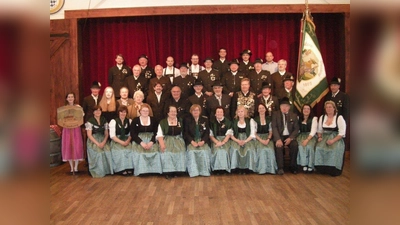 Seit 150 Jahren gibt es die Altschützen Traubing. Nicht nur ein sicheres Händchen, sondern auch Traditionspflege wird bei ihnen groß geschrieben. (Foto: Altschützen)