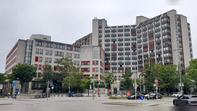 Das ehemalige Hotel am Heimeranplatz wird demnächst als Ankunftszentrum genutzt, in dem Asylsuchende erstregistriert werden. (Foto: kö)