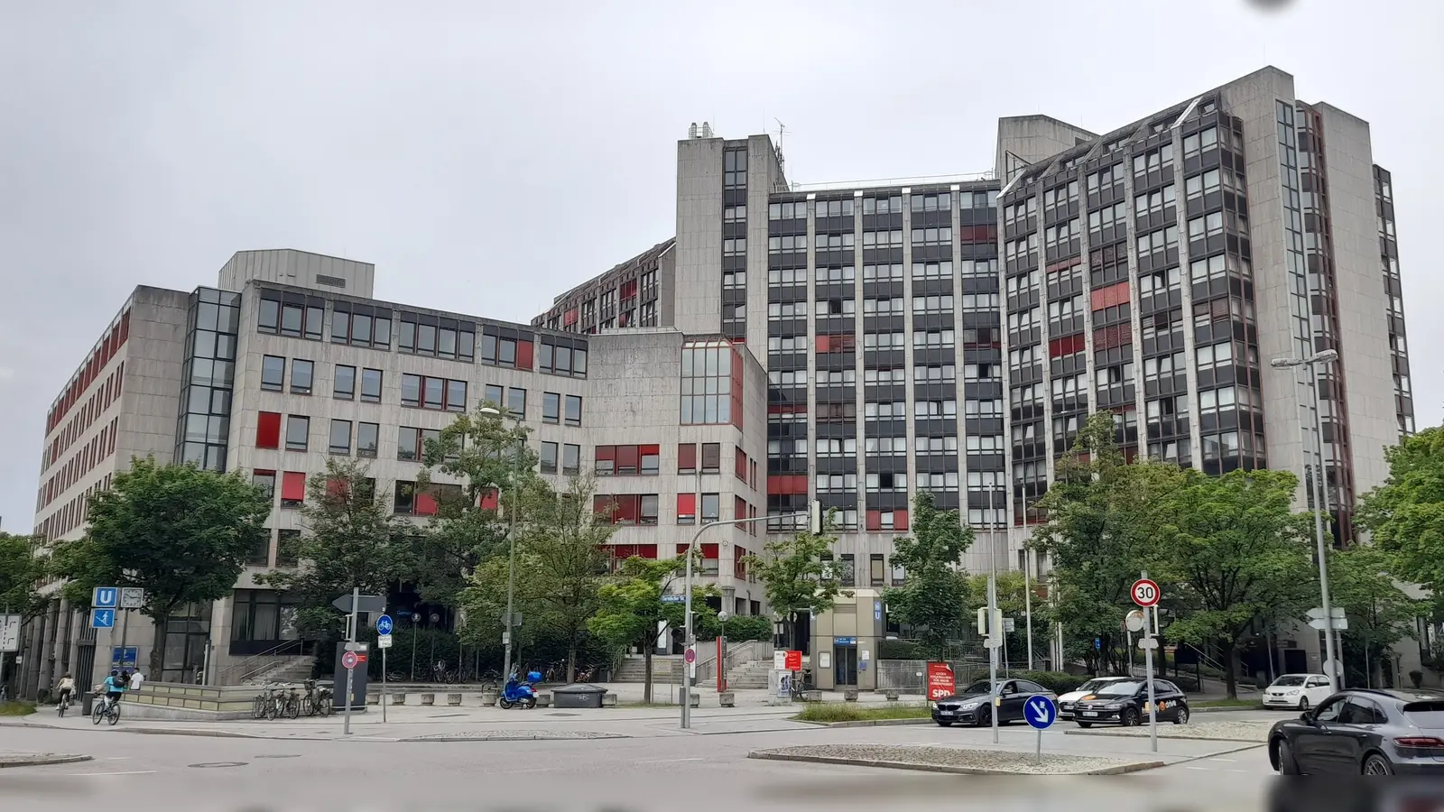 Das ehemalige Hotel am Heimeranplatz wird demnächst als Ankunftszentrum genutzt, in dem Asylsuchende erstregistriert werden. (Foto: kö)