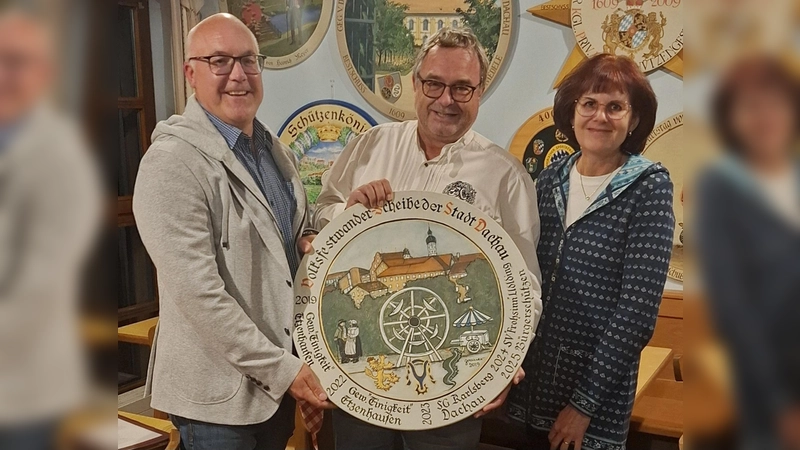 Die Wanderscheibe wurde übergeben (v.l.): Jürgen Schleich (1.Vorsitzender ÜB Dachau ), Andreas Haßlacher (1. Schützenmeister) und Renate Rösch (2. Vorsitzende ÜB Dachau). (Foto: ÜB)