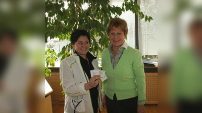 Die Gemeinde Planegg hat insgesamt drei Isarcards angeschafft. Bedürftige Planegger können sich diese ab sofort tageweise ausleihen. Gabriele Hartl und Annemarie Detsch (v.l.) stellten den neuen sozialen Service im Rathaus vor. (Foto: US)