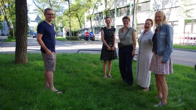 Eine Hausgemeinschaft will hier in der Trappentreustraße gern Blumen ins Begleitgrün pflanzen. Im Bild von links: Die Nachbarn Michael Czisch, Catalina Assmann, Katharina Strothmann, Renate Wehrle mit Almut Schenk von Green City. (Foto: Beatrix Köber)