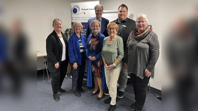 Hinten Dr. Johannes Pichler, Dominik Wieczoreck<br>Elisabeth Wust, Inge Thaler, Tanja Knieler, Brigitte Tröster, Marianne Mayer (vorn) (Foto: Phoenix )