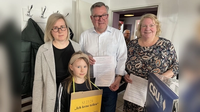 Den offenen Brief überreichten Christina Voigt und Tochter Julia an Landtagsabgeordneten Josef Schmid und Bezirkstagsrätin Barbara Kuhn. (Foto: Patrizia Steipe)