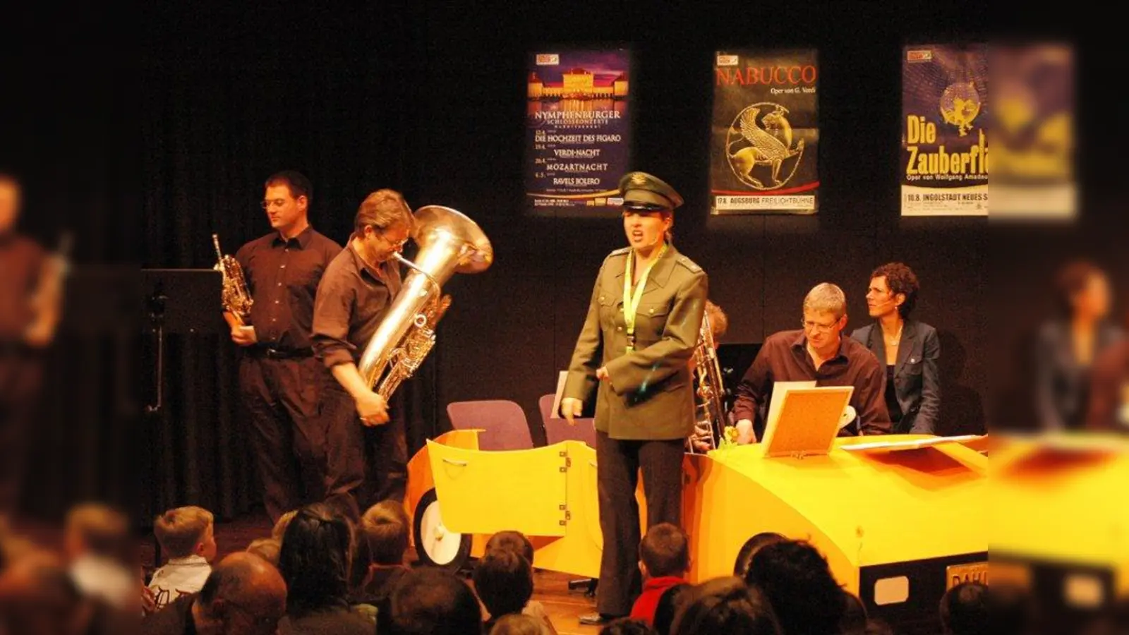 „Und wo ist bitte die Warnweste?”: Das „Blechlawinenlimousinen-quartett“ wird auf seiner Reise zu verschiedenen Konzerten von der Polizei angehalten. (Foto: mini.musik e.V.)